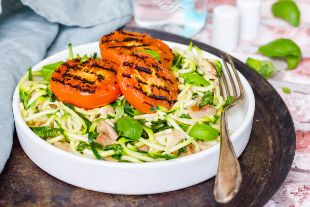 keto recept: zoodles met kippendij en tomaat