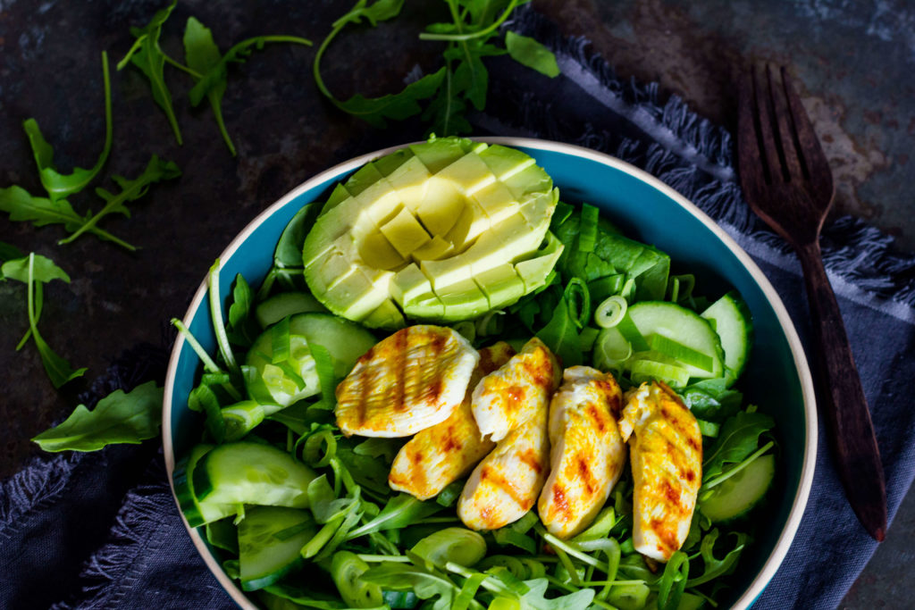 Heerlijke keto salade met gegrilde kip en avocado