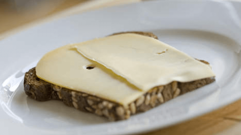Bruin brood met vetarme kaas zijn niet bepaald keto