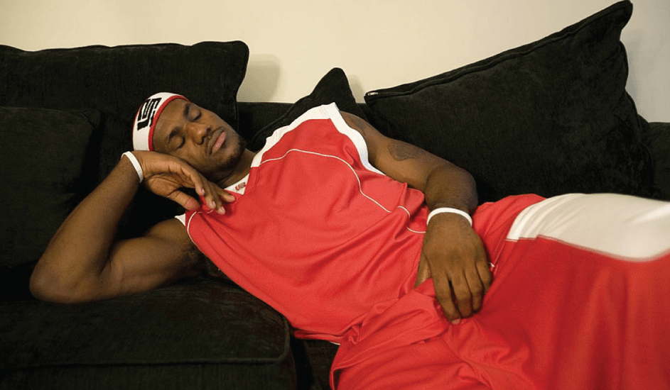 LeBron James met rood tenue, slapend 